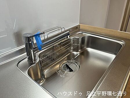 広さのあるステンレス製シンクを採用。水切りかご付きで、毎日の洗い物もスムーズです。