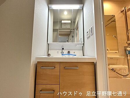 収納付きの洗面化粧台。身支度や洗面用品の整理もしやすく、朝の準備もスムーズに行えます。