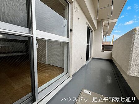 奥行きのあるバルコニーは、洗濯物をゆったり干せる広さ。複数の居室から出入りでき、家事動線も良好です。