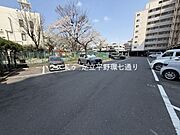 機械式駐車場もあり、敷地内で複数台対応可能な充実の駐車環境。