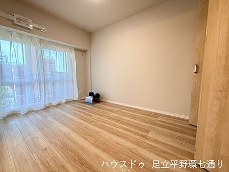 窓から自然光がしっかりと差し込み、室内全体を明るく演出してくれます。