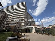 広々としたエントランスアプローチ。開放感があり、毎日の出入りも快適です。