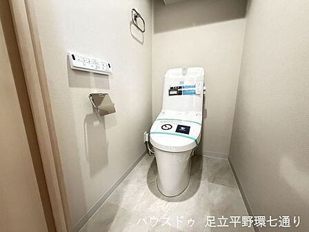温水洗浄便座付きトイレを新規交換。清潔感のある空間で、毎日快適にお使いいただけます。