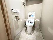 温水洗浄便座付きトイレを新規交換。清潔感のある空間で、毎日快適にお使いいただけます。