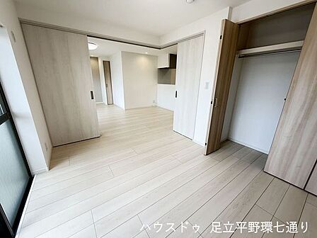 洋室には大容量クローゼットを完備。衣類や荷物をすっきり収納できます。