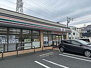セブン-イレブン 足立花保南店住宅街の中で立ち寄りやすい便利なロケーションが魅力。中食やスイーツの品揃えが安定しており、日常使いに頼れる“地域密着のコンビニ”です。 60m
