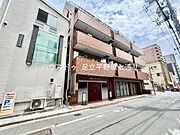 重厚感のあるレンガ調タイル貼りの外観が印象的。街並みに調和しながらも存在感を放つマンションです。