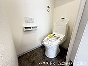 温水洗浄便座付きのトイレを新規交換。清潔感のある快適な空間に仕上がっています。