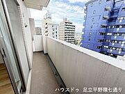 ゆとりあるバルコニーは洗濯物干しにも便利。高層階ならではの開放感も魅力です。