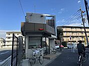 綾瀬警察署 一ツ家交番宅街の中心で地域の安心を支える存在。巡回や声かけが細やかで、道案内や相談にも丁寧に対応。住民にとって身近で頼れる交番です。 630m