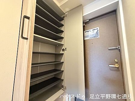 大容量のシューズボックスを備えた玄関。靴や小物をまとめて収納でき、玄関まわりを整えられます。