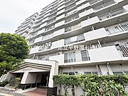 存在感ある外観が街並みに映える大規模レジデンスです。