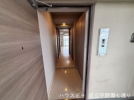 玄関から室内までまっすぐ見通せる、すっきりとした使いやすい動線です。