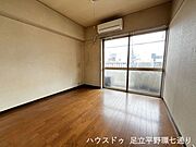 採光の取れる洋室は明るく、エアコン付きのため一年を通して快適に過ごせます。