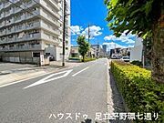 マンション前の道路には、歩行者が安全に通行できるゆとりある歩道がしっかりと整備されています。周囲には緑の植栽が施されており、小さなお子様連れのお出かけや毎日の通勤・通学も安心の環境です。