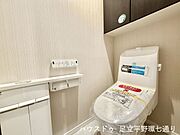 上部収納付きのトイレは生活感を抑えてすっきり。温水洗浄便座付きで快適に使えます。