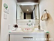 三面鏡付き洗面化粧台を採用。収納力もあり、朝の身支度やお掃除もスムーズに行えます。