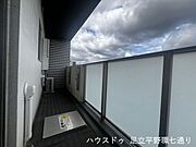 バルコニーは奥行きがあり、洗濯物干しや外の空気を楽しむ場として活用できます。