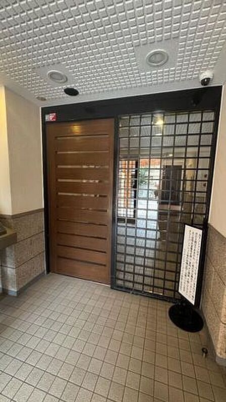 重厚感のあるエントランスで、来訪者を迎える落ち着いた雰囲気が魅力です。