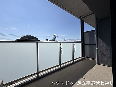 奥行きのあるバルコニーは洗濯物をゆったり干せ、開放感のある空間です。