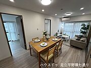 明るいLDKは隣室とのつながりも良く、家族でゆったり過ごせる開放的な空間です。