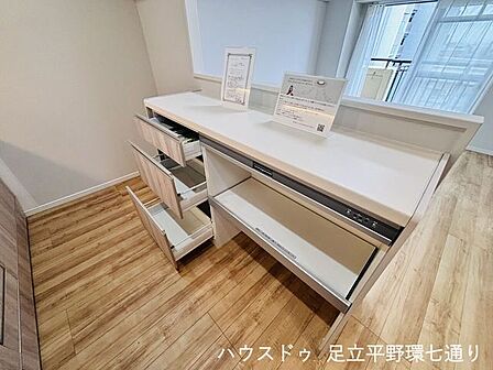 カウンター下収納付きで、日用品や書類などをすっきり整理できます。