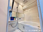 清潔感のある浴室。浴室乾燥機付きで、雨の日のお洗濯にも重宝します。