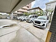 敷地内駐車場付きで、お車をお持ちの方にも便利。日々のカーライフを快適に支えます。