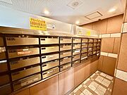 メールボックスが整然と配置され、共用部の管理状態の良さが感じられる空間です。