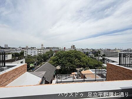 空が広く感じられる開放的な眺望。遠くまで見渡せる、気持ちの良いロケーションです。