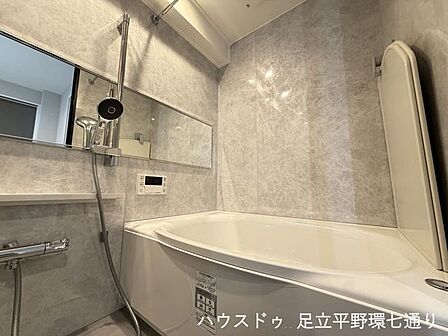 落ち着いた色合いの浴室。ゆったりとした浴槽で、一日の疲れを癒やすリラックスタイムを楽しめます。