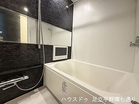 浴室テレビを備えた充実設備。毎日のバスタイムをより快適に過ごせます。