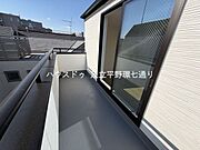 バルコニーは日当たり良好で開放感あり。洗濯物もよく乾き、快適にお使いいただけます。