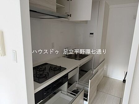 キッチン横に床下収納を設置。食品や備蓄品の保管に便利な収納スペースです。