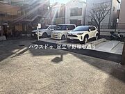 敷地内に駐車場あり（空き状況要確認）。お車をお持ちの方にも嬉しい環境です。