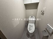 温水洗浄便座付きトイレ。上部収納付きでスッキリ使える清潔感ある空間です。