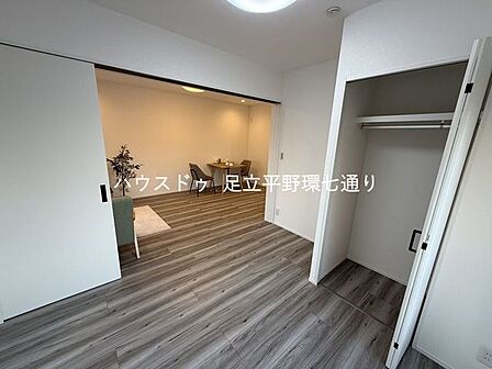 キッチンや浴室の設備が整い、日々の暮らしを快適にサポート。使い勝手にも配慮された住まいです。