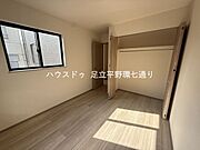 明るい自然光が差し込む洋室。大きなクローゼット付きで収納力もあり、主寝室や子供部屋としても使いやすい空間です。