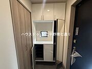 ミラー付きシューズボックスでお出かけ前の身だしなみチェックも可能。収納力も豊富で使い勝手良好です。