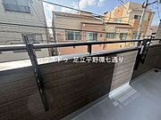 周囲の建物との距離も確保されており、風通し・採光ともに良好なバルコニーです。