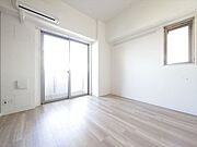 洋室10帖　2面採光　エアコン完備　バルコニー