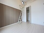洋室5.7帖　ロフト6.8帖（収納にも寝室にも使えます）