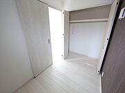 洋室3.3帖　クローゼット付（収納充実してます）