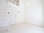 洋室5.7帖　ロフト4.9帖（収納にも寝室にも使えます）