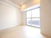 洋室9.2帖　2面採光　エアコン完備　バルコニー