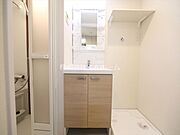 脱衣所　独立洗面台（シャンプードレッサー付）収納スペース有