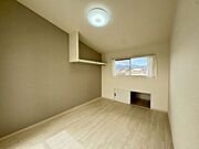 約6帖(部屋3)、窓下には収納スペース付き!陽当たり◎アクセントクロス付きです☆