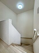 2階から見た階段で、広々とした空間です☆