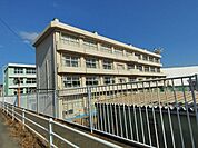 緑ヶ丘小学校 610m