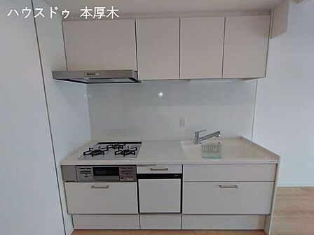 白基調の清潔感あふれるキッチン
